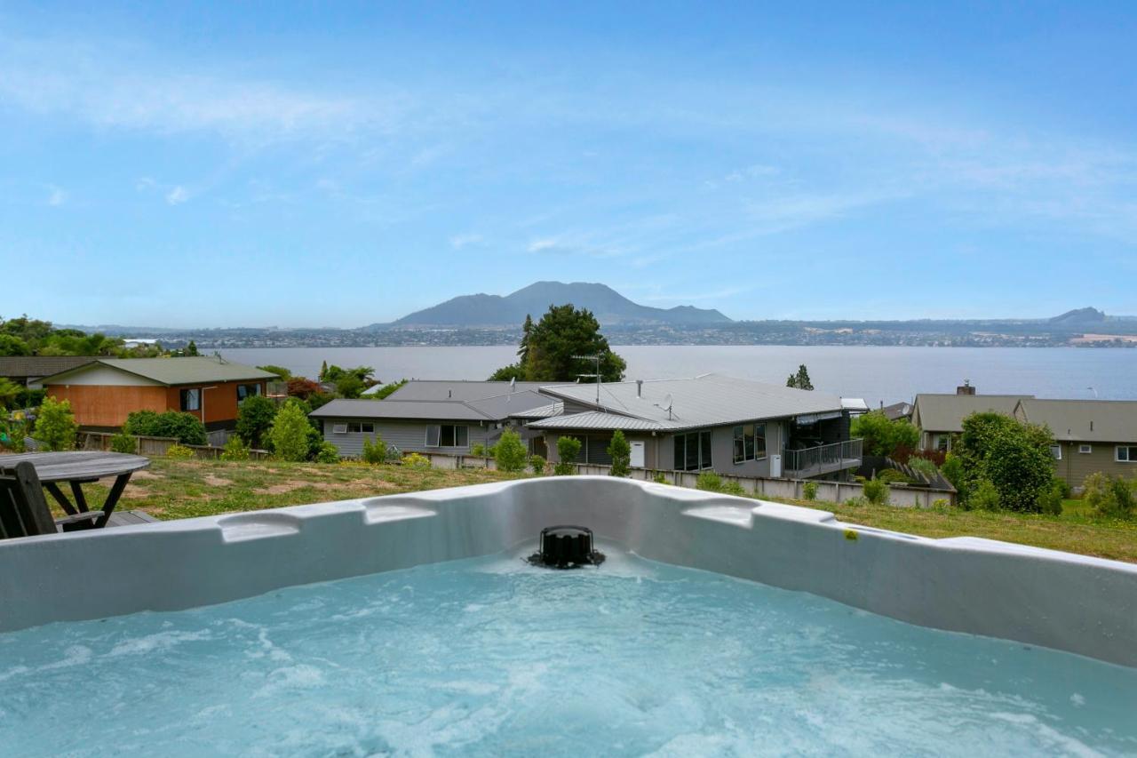 Acacia Bay Bach - Views, Spa & Serenity - 陶波 外观 照片